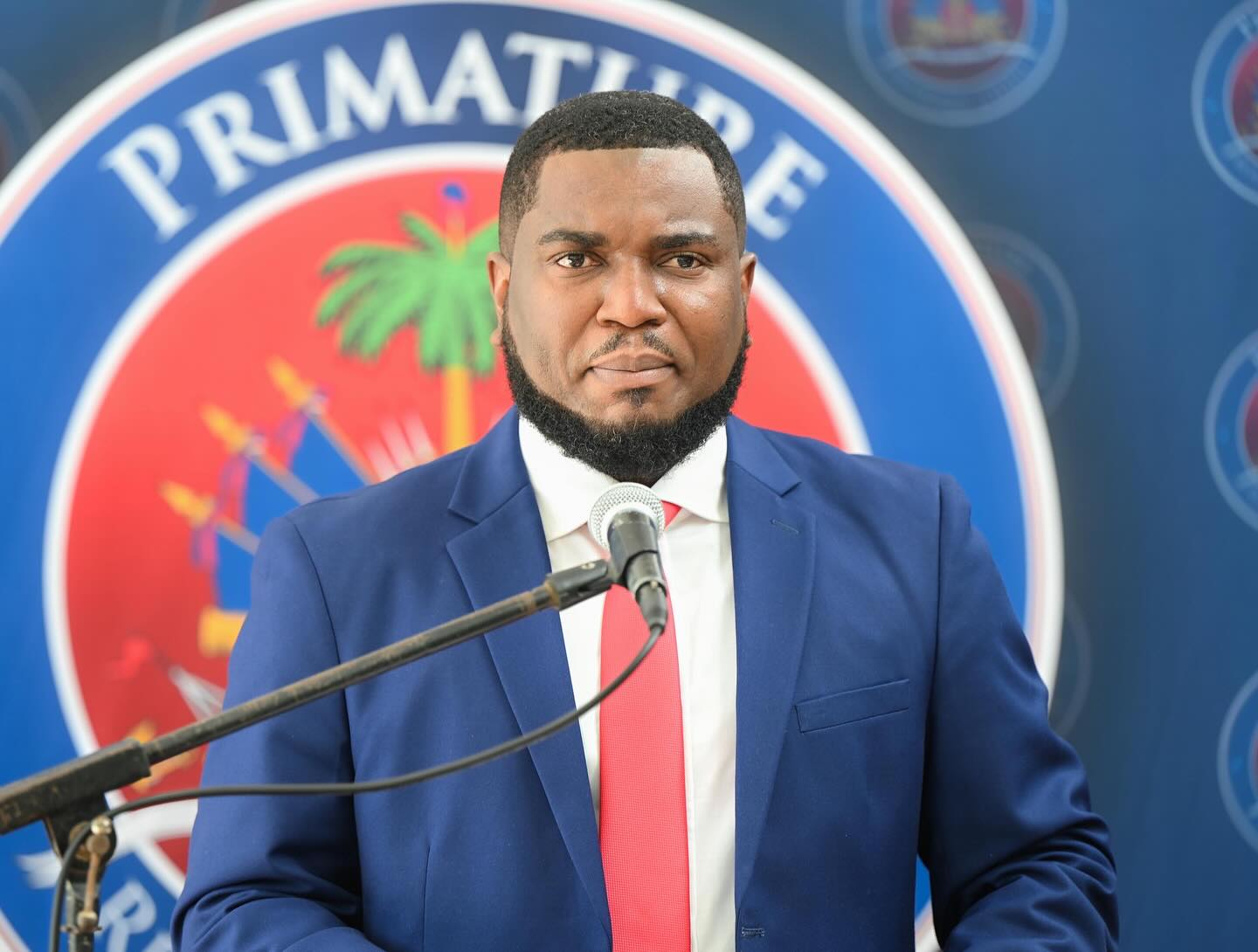 Affaire de passeports irréguliers : le directeur de la DIE et neuf cadres libérés sous restriction en Haïti.